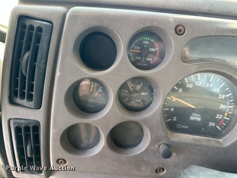 image for item FI0827 2003 Mack CH613 semi truck