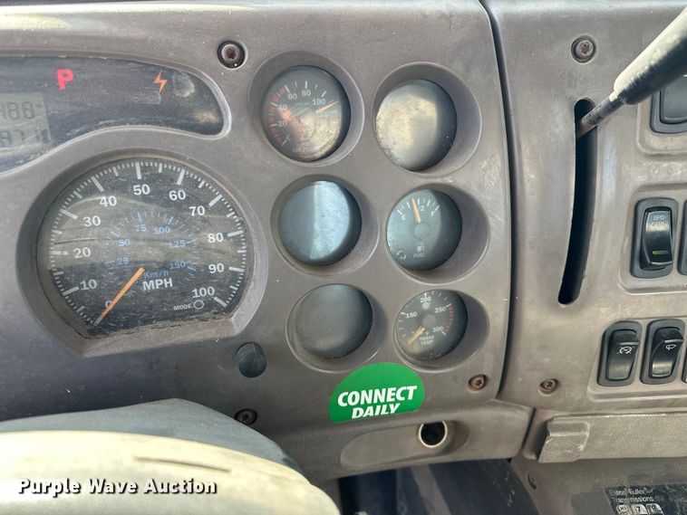 image for item FI0827 2003 Mack CH613 semi truck