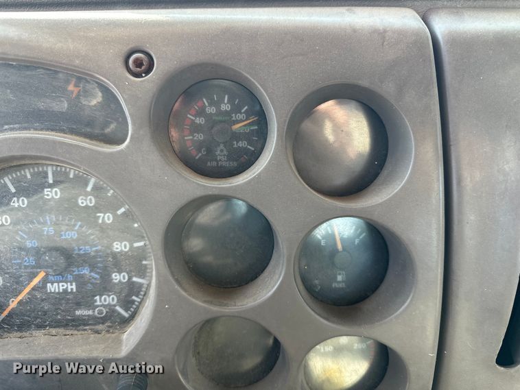 image for item FI0827 2003 Mack CH613 semi truck