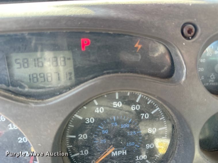 image for item FI0827 2003 Mack CH613 semi truck