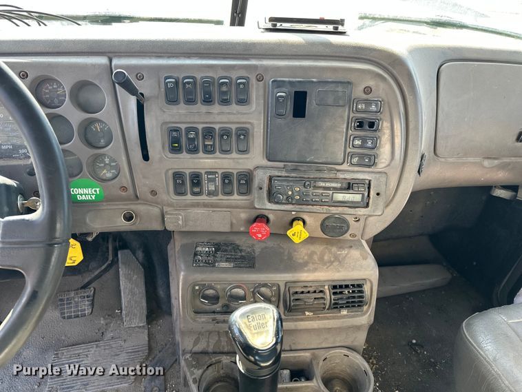 image for item FI0827 2003 Mack CH613 semi truck