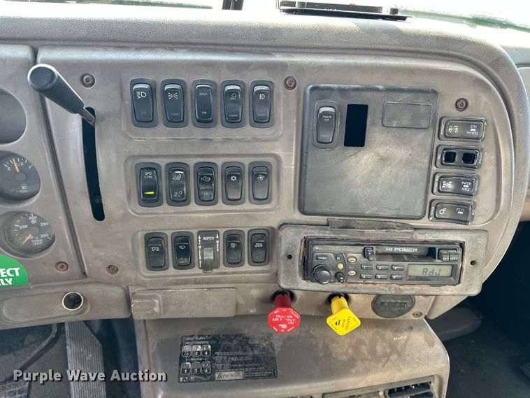 image for item FI0827 2003 Mack CH613 semi truck