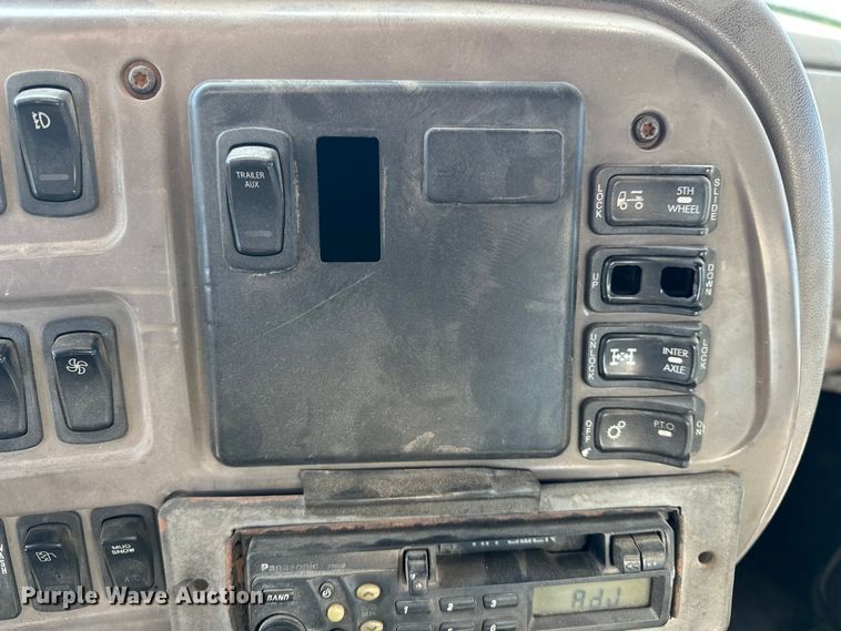 image for item FI0827 2003 Mack CH613 semi truck