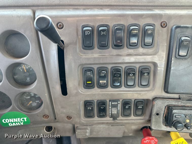 image for item FI0827 2003 Mack CH613 semi truck