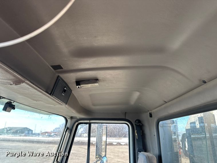 image for item FI0827 2003 Mack CH613 semi truck