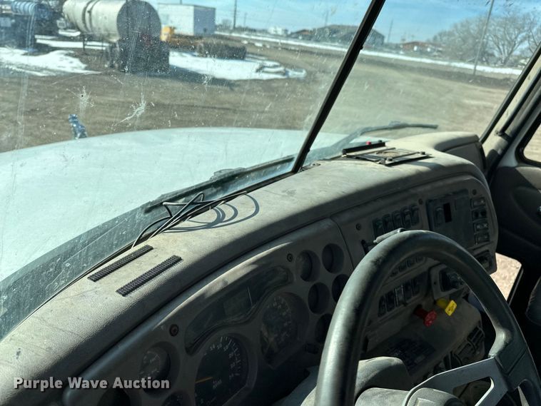 image for item FI0827 2003 Mack CH613 semi truck