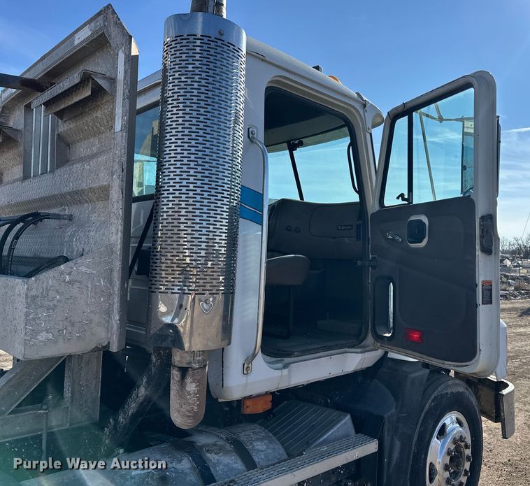 image for item FI0827 2003 Mack CH613 semi truck