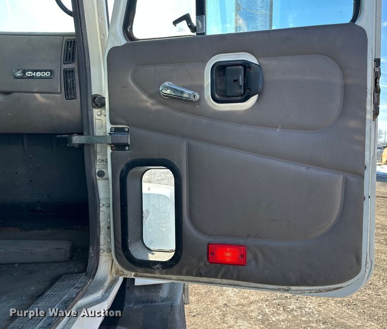 image for item FI0827 2003 Mack CH613 semi truck