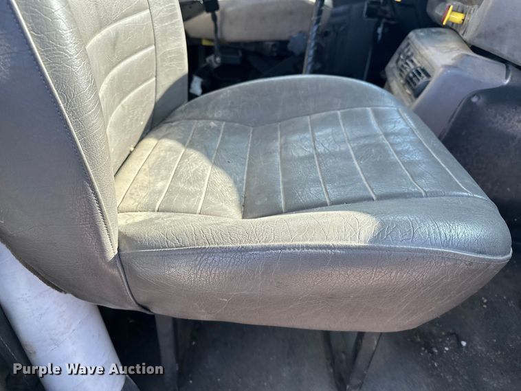 image for item FI0827 2003 Mack CH613 semi truck