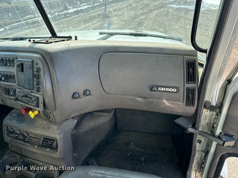 image for item FI0827 2003 Mack CH613 semi truck