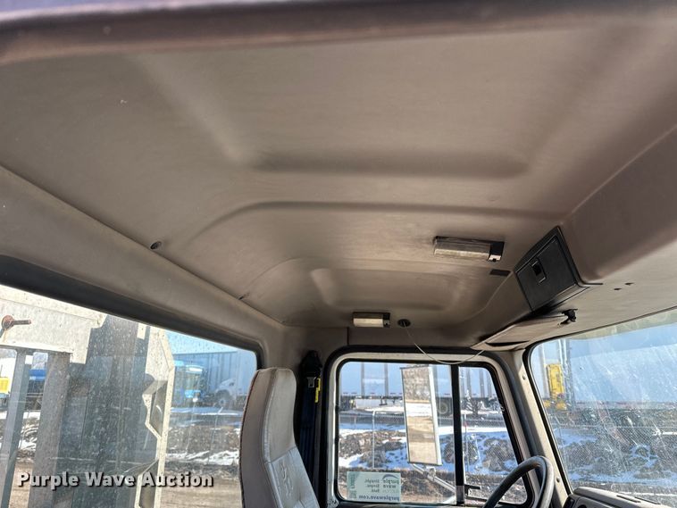 image for item FI0827 2003 Mack CH613 semi truck