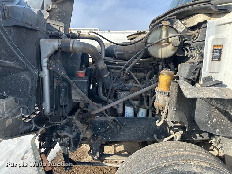 image for item FI0827 2003 Mack CH613 semi truck