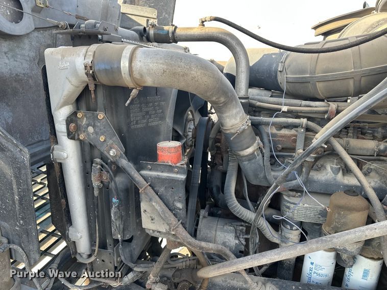 image for item FI0827 2003 Mack CH613 semi truck