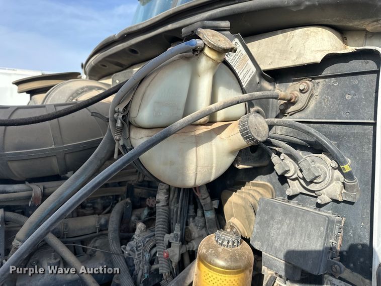 image for item FI0827 2003 Mack CH613 semi truck