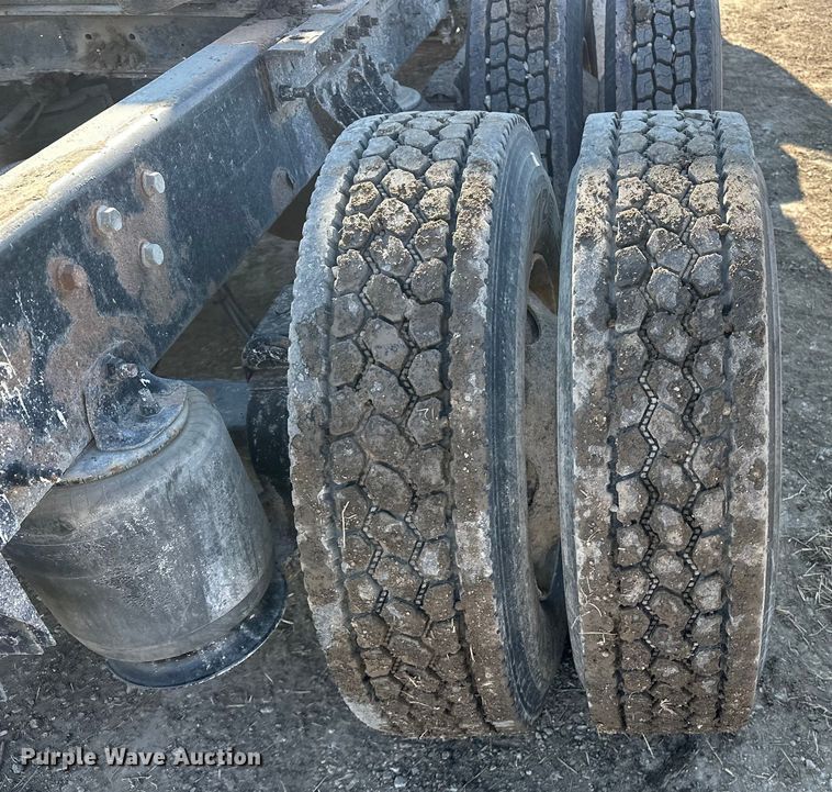 image for item FI0827 2003 Mack CH613 semi truck