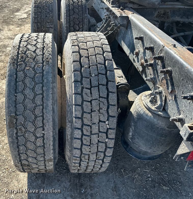 image for item FI0827 2003 Mack CH613 semi truck