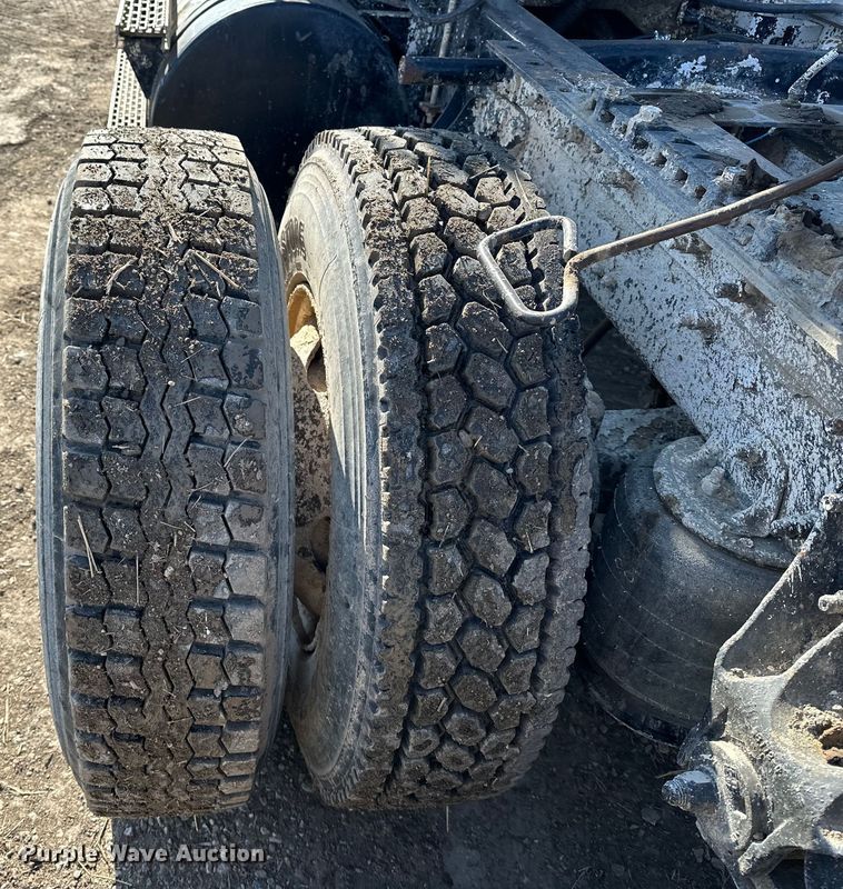 image for item FI0827 2003 Mack CH613 semi truck