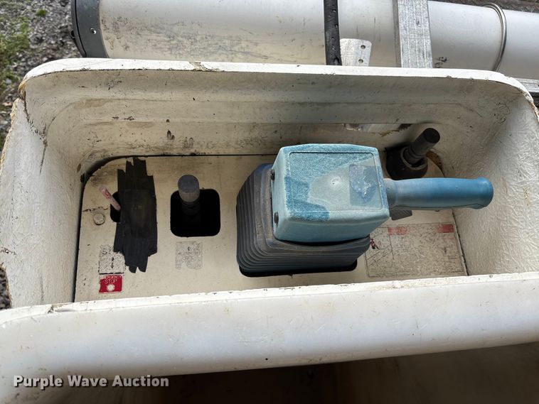 image for item FI1651 2012 Ford F550 XL Super Duty bucket truck