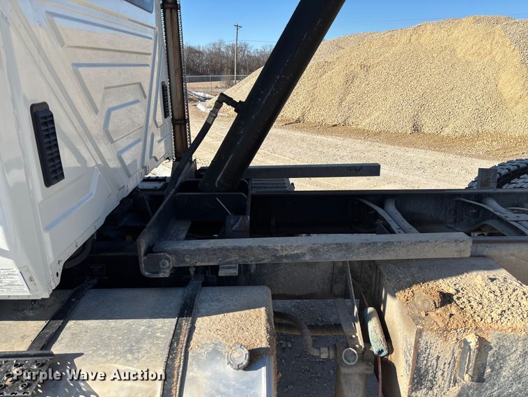 image for item FI1657 2015 International 7500 dump truck