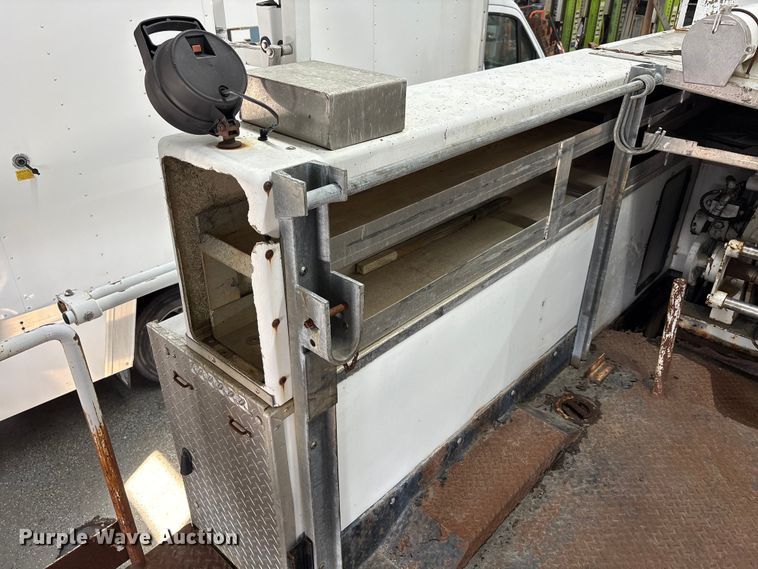 image for item FK1128 2005 GMC C8500 digger derrick truck