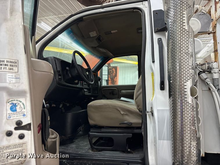 image for item FK1128 2005 GMC C8500 digger derrick truck
