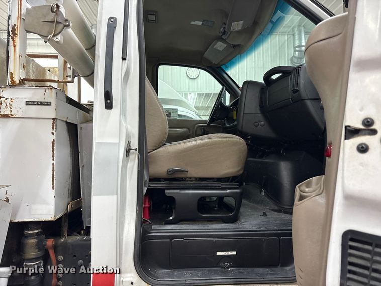 image for item FK1128 2005 GMC C8500 digger derrick truck