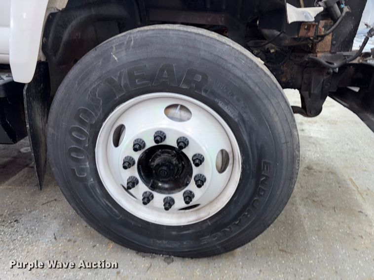 image for item FK1128 2005 GMC C8500 digger derrick truck