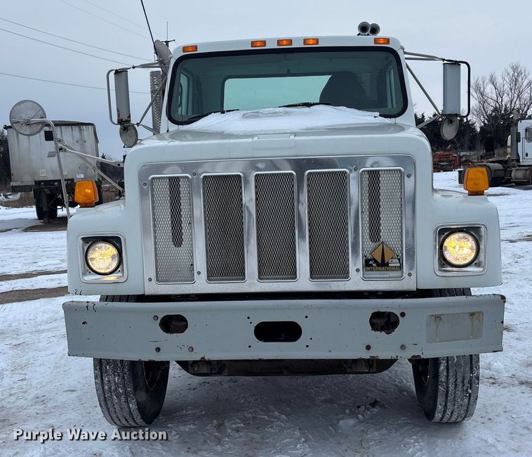 image for item FO3501 1999 International 2574 semi truck