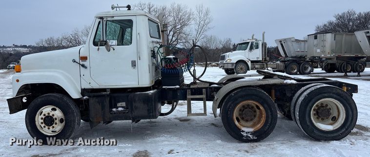 image for item FO3501 1999 International 2574 semi truck