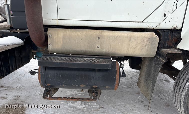 image for item FO3501 1999 International 2574 semi truck