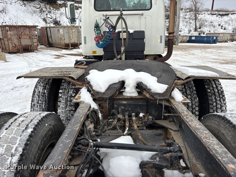 image for item FO3501 1999 International 2574 semi truck