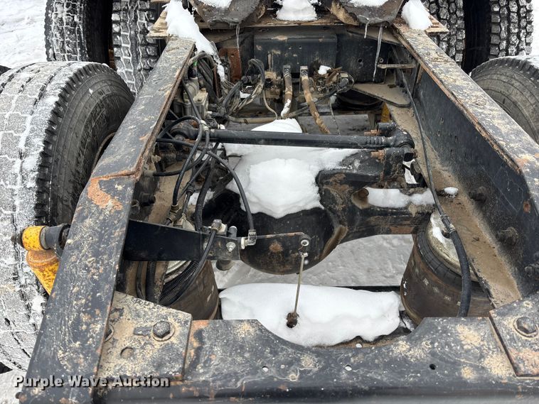 image for item FO3501 1999 International 2574 semi truck