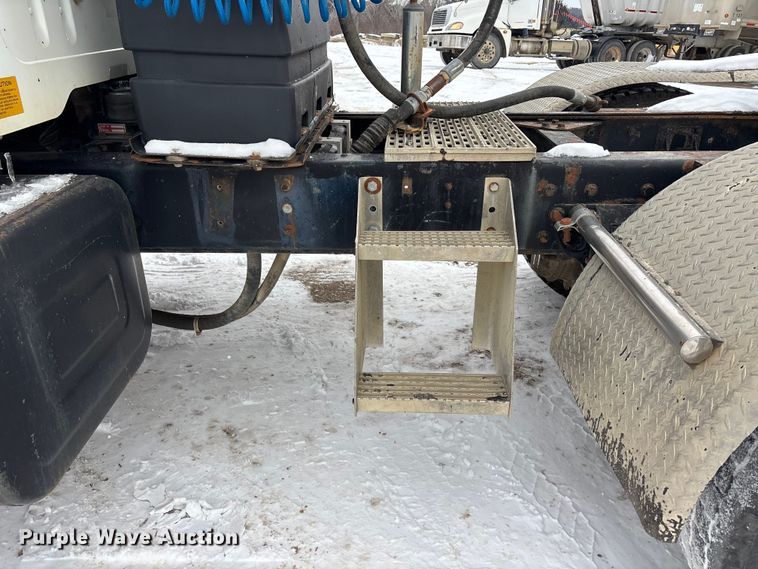 image for item FO3501 1999 International 2574 semi truck