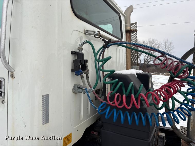 image for item FO3501 1999 International 2574 semi truck