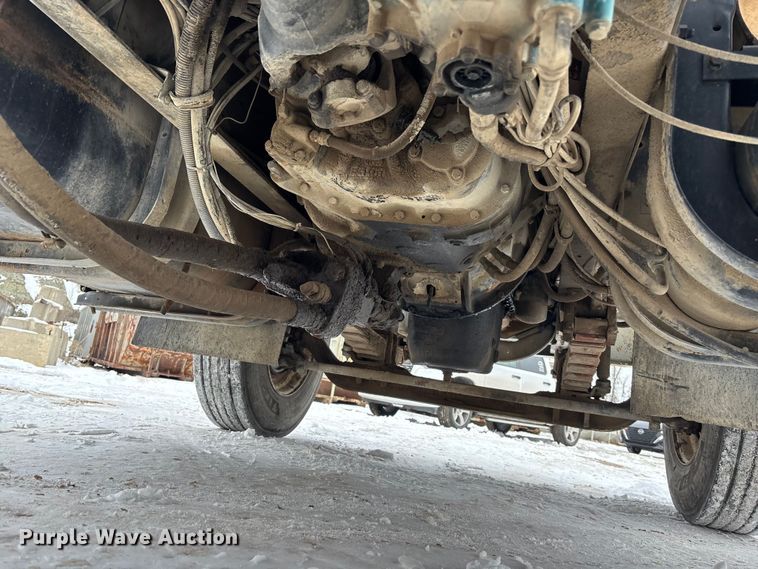 image for item FO3501 1999 International 2574 semi truck