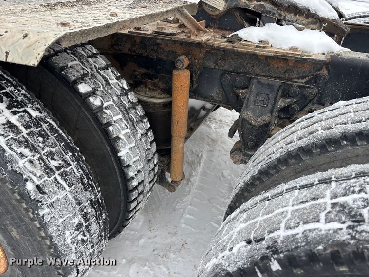 image for item FO3501 1999 International 2574 semi truck