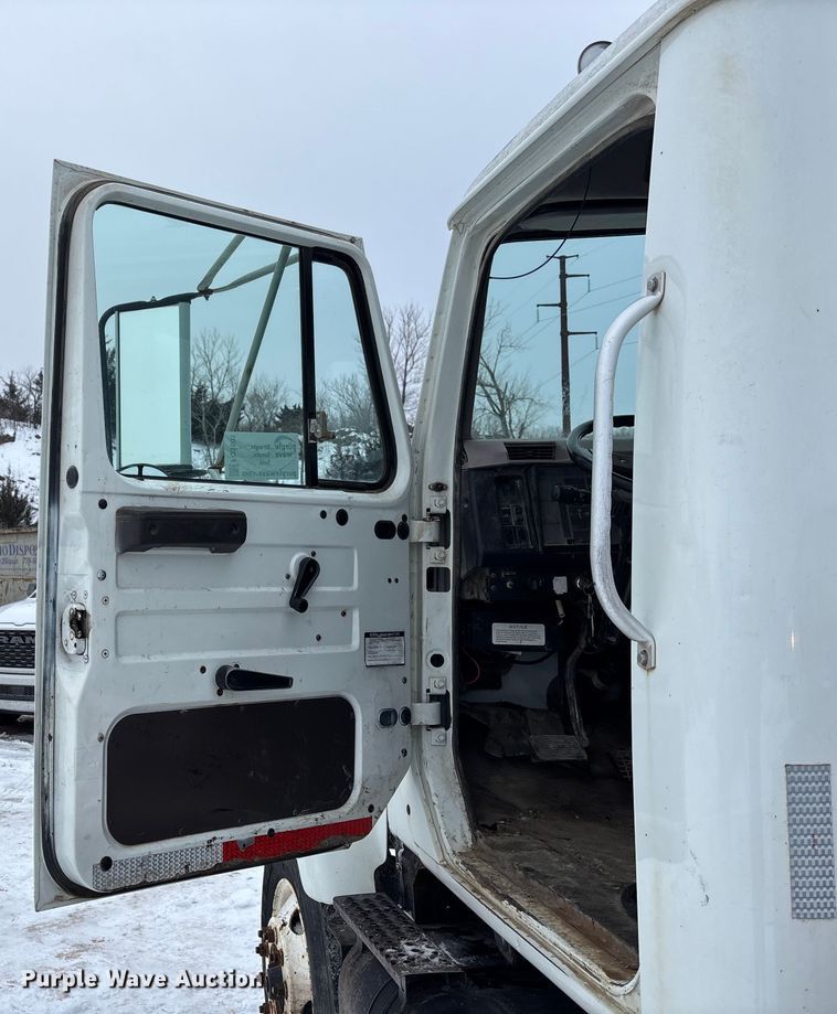 image for item FO3501 1999 International 2574 semi truck