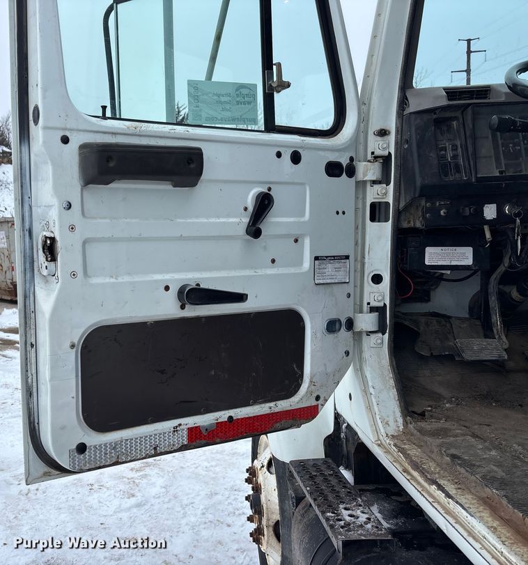 image for item FO3501 1999 International 2574 semi truck