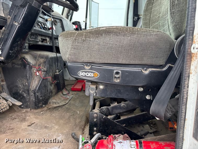 image for item FO3501 1999 International 2574 semi truck