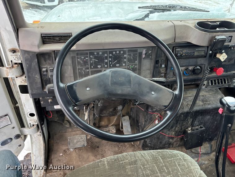 image for item FO3501 1999 International 2574 semi truck