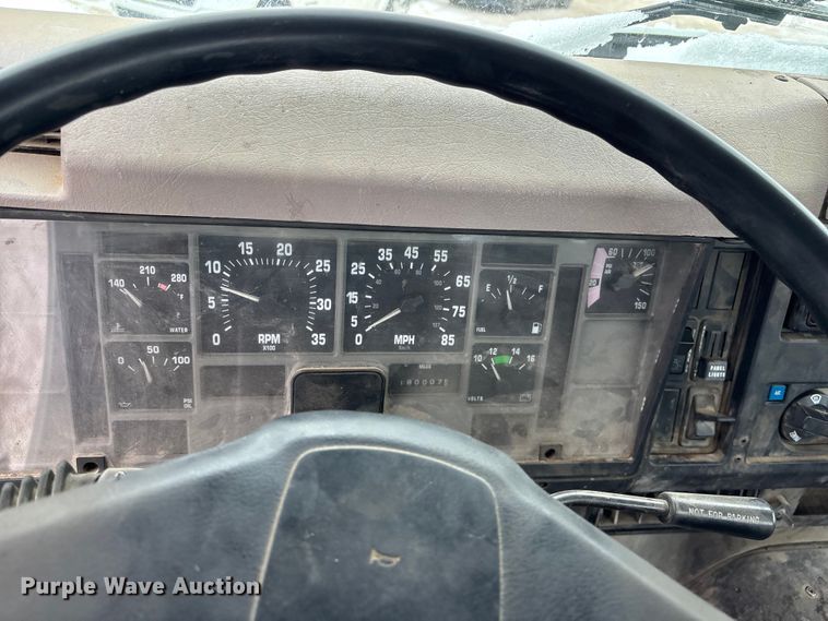 image for item FO3501 1999 International 2574 semi truck