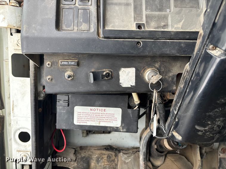 image for item FO3501 1999 International 2574 semi truck