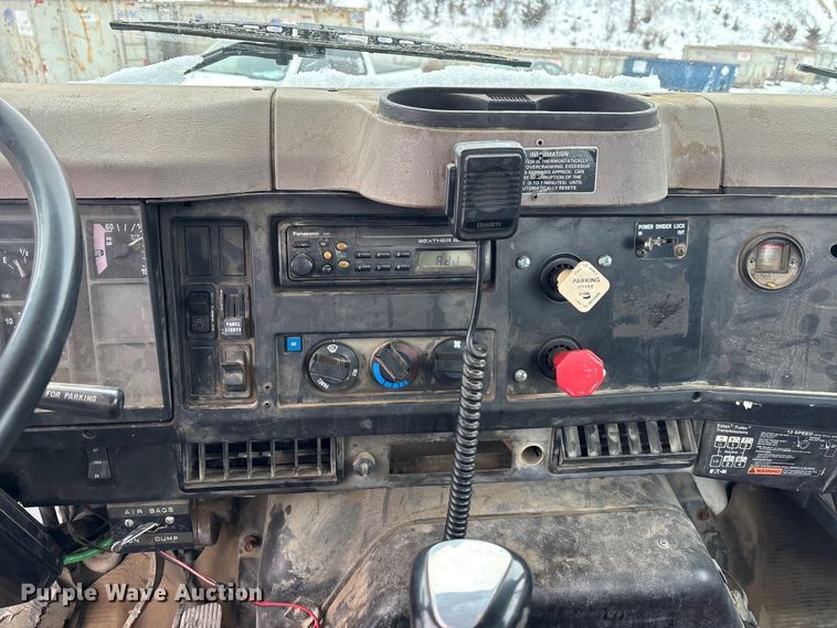 image for item FO3501 1999 International 2574 semi truck