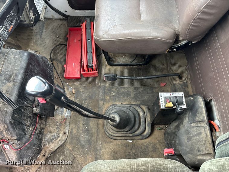 image for item FO3501 1999 International 2574 semi truck