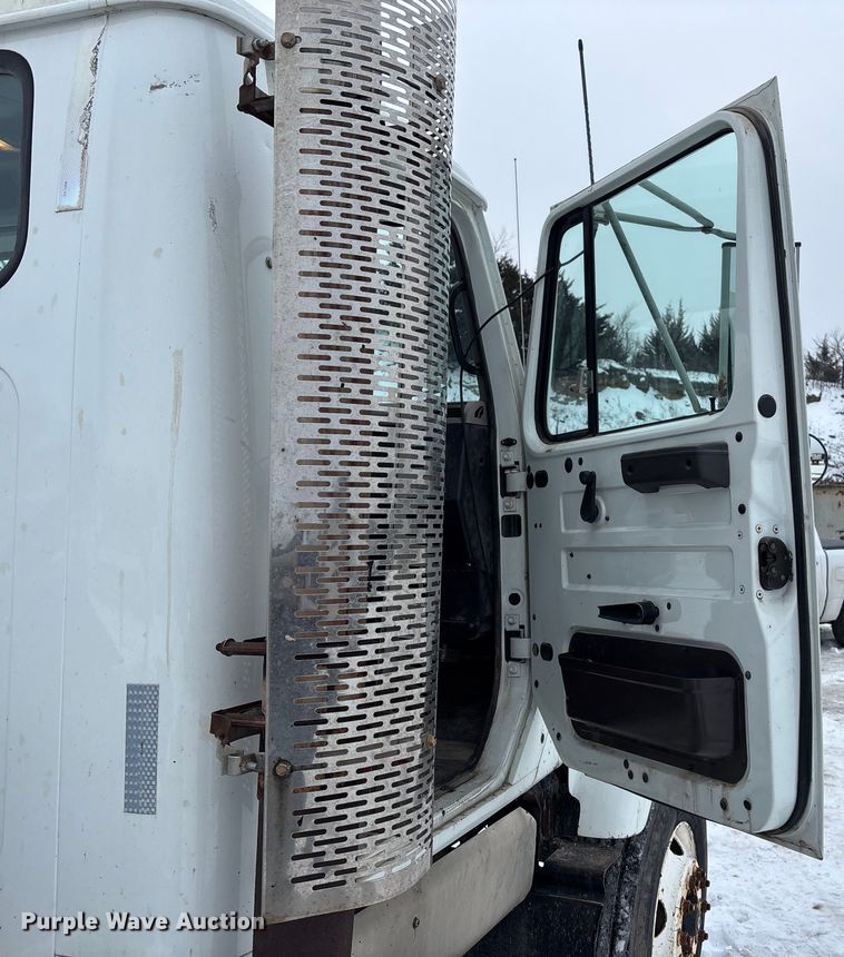 image for item FO3501 1999 International 2574 semi truck