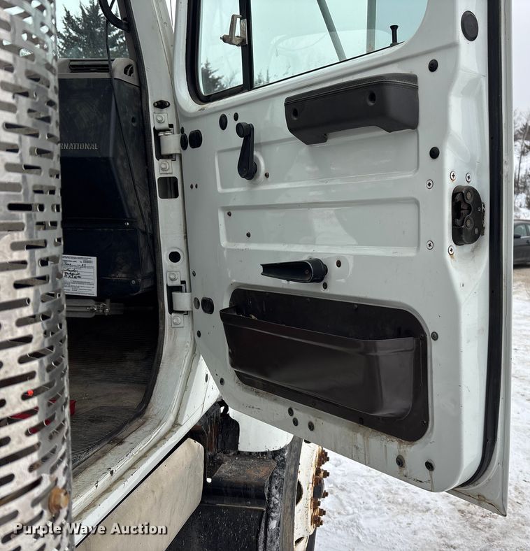 image for item FO3501 1999 International 2574 semi truck