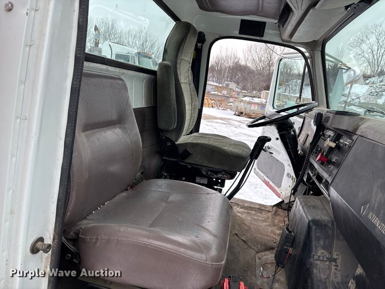 image for item FO3501 1999 International 2574 semi truck