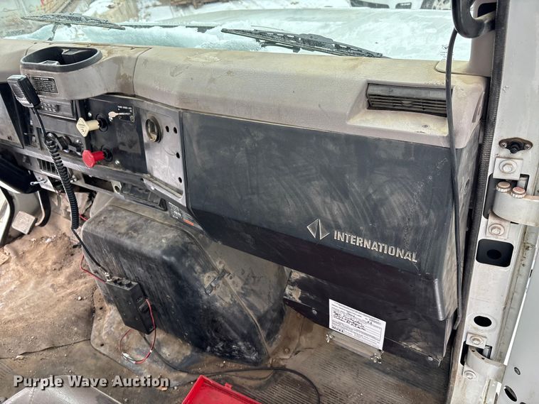 image for item FO3501 1999 International 2574 semi truck