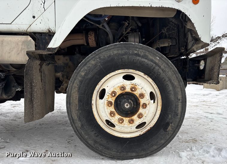 image for item FO3501 1999 International 2574 semi truck