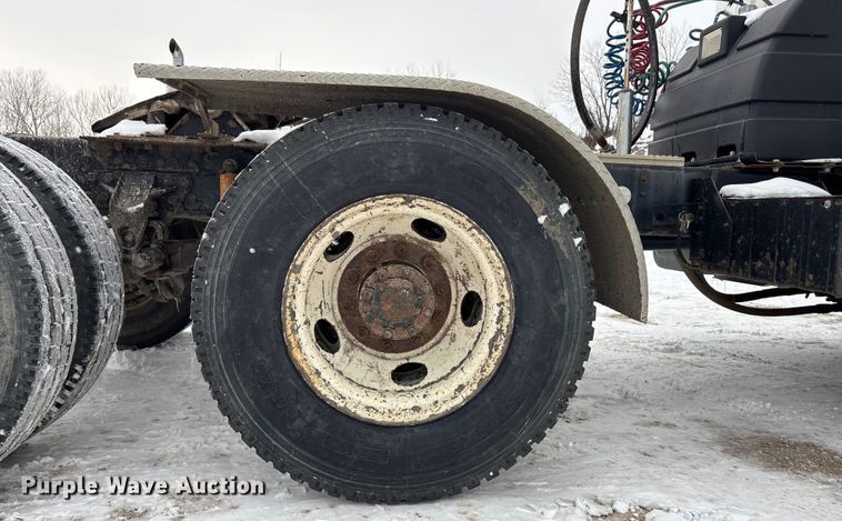 image for item FO3501 1999 International 2574 semi truck